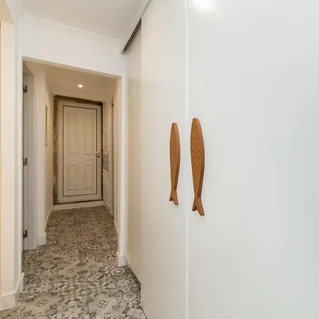 Yellow Tones And Irresistible Alfama View Apartment *